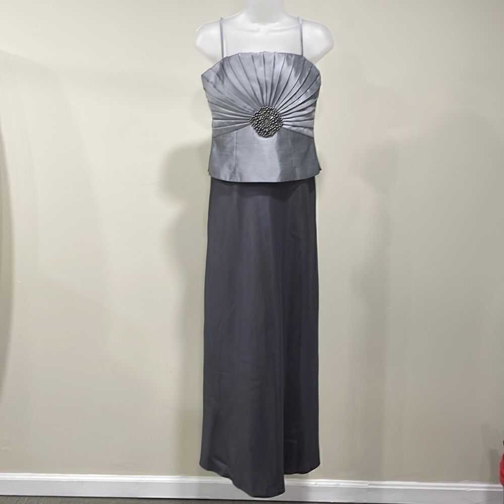 NWOT Jessica Howard silver and gray evening semi formal dress. Size 6 S small